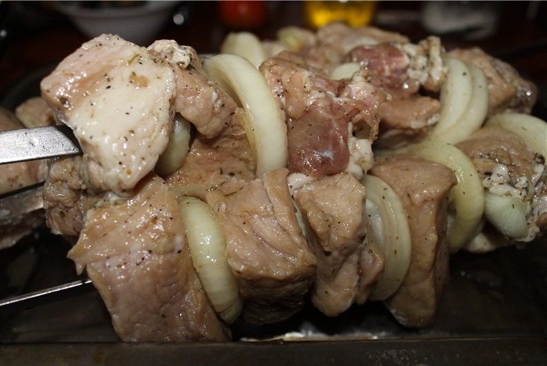 Шашлык из свинины, маринованный в водке с медом