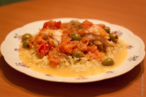 Курица с оливками и томатами