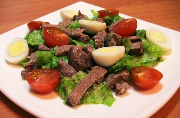 Салат с говядиной, помидорами и яйцом
