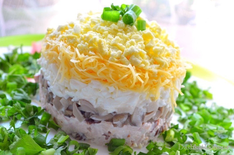 Куриный салат с грибами и сыром