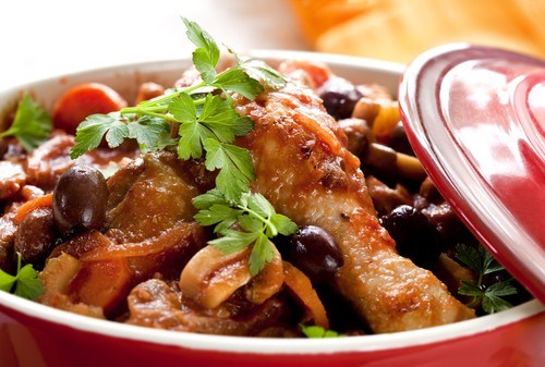 Курица с каперсами, анчоусами, чесноком и оливками в томатном соусе