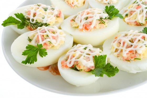 Корзиночки из яиц с салатом