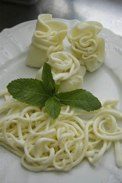 Лазурад (Хинкали из сыра надуги с мятной аджикой)