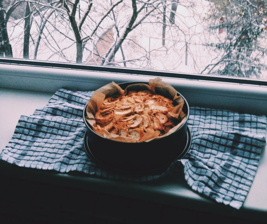 Шарлотка классическая с коньяком