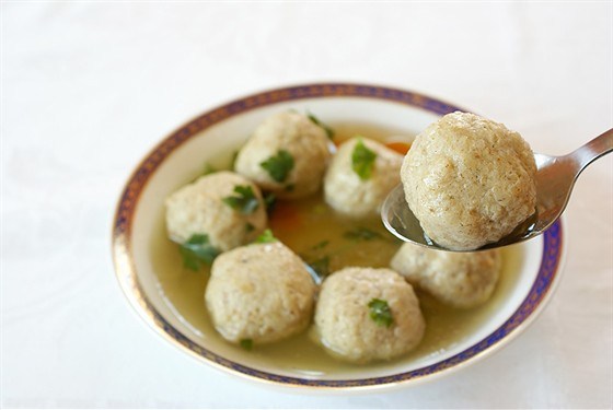 Бульон куриный с клецками из мацы