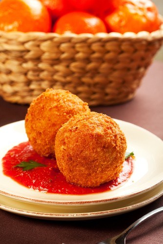 Жареные рисовые шарики с сыром и зернами граната