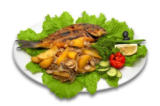 Дорада, запеченая с картофелем, петрушкой, чесноком и пекорино