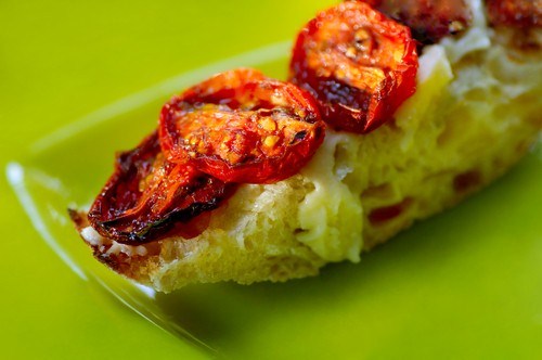 Чиабатта с вялеными томатами, чесноком и петрушкой
