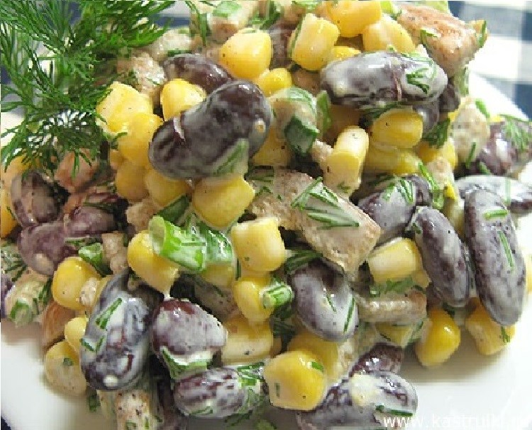 Салат с фасолью, кукурузой и сухариками