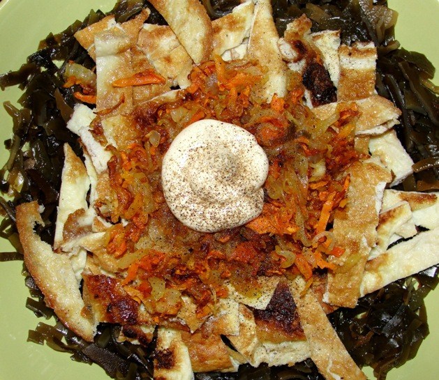 Теплый салат из морской капусты с омлетом