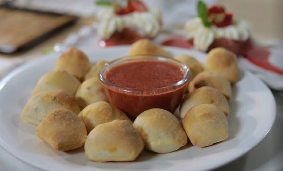 Мини-кальцоне с домашним соусом