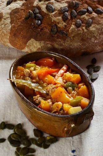 Свинина с огурцами, цукини и морковью