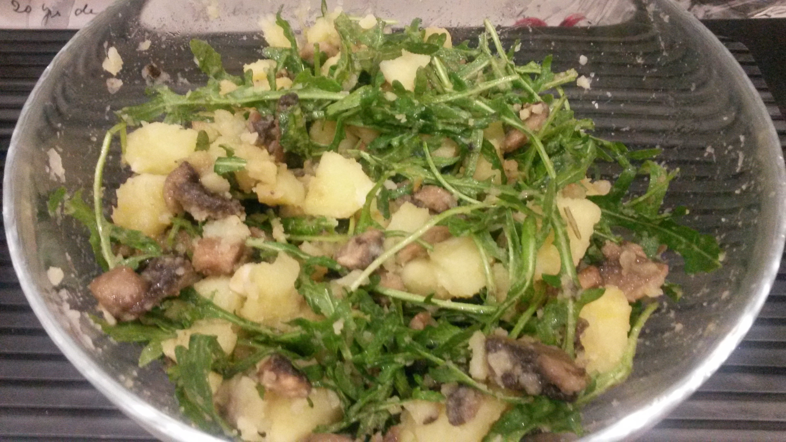 Теплый салат с шампиньонами