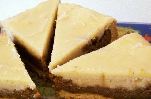 Пирог с грецким орехом и лимонной глазурью