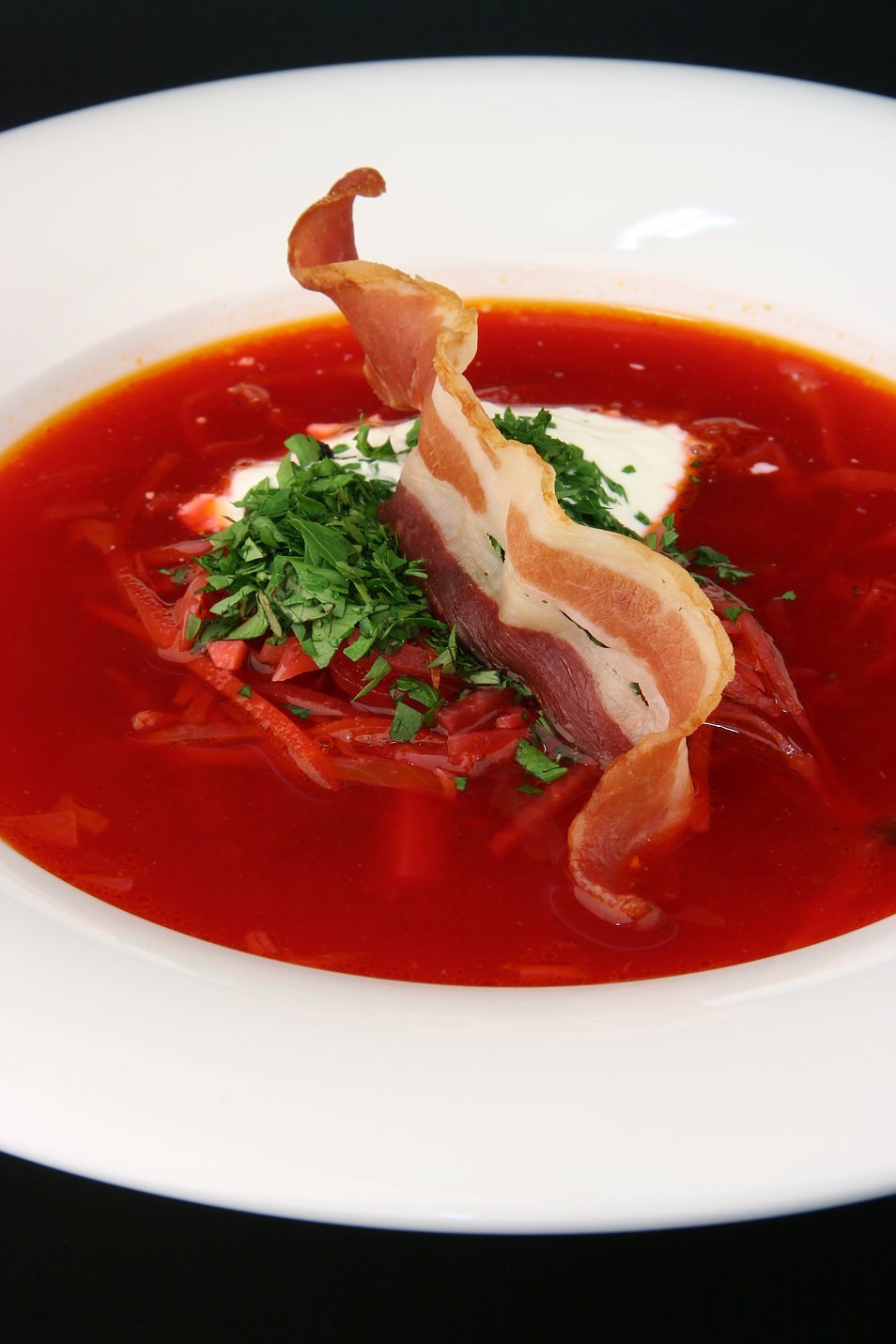 Борщ с мясными копченостями, сметаной и чипсами из бекона