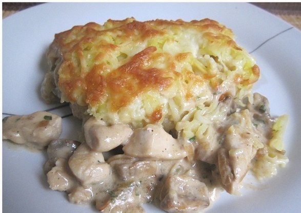 Курица с грибами, запеченная под картофельно-сырной шубой