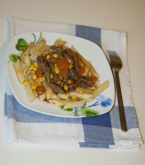 Говядина с морковью и кукурузой