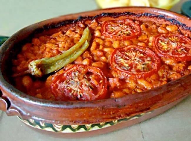Белая фасоль с помидорами, запеченная в духовке