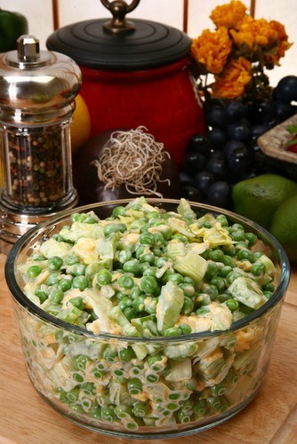 Салат из цыпленка с картофелем, зеленым горошком и лесными орехами