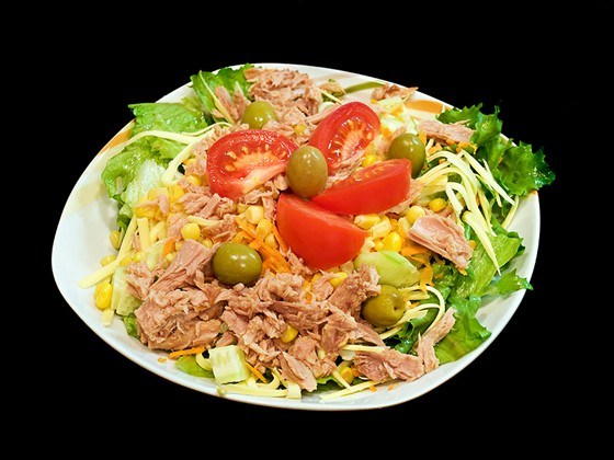 Салат из тунца, маслин и помидоров с соусом ромеско