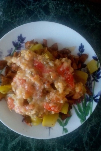 Кабачки с лисичками под сливочно-чесночном соусом с помидорами