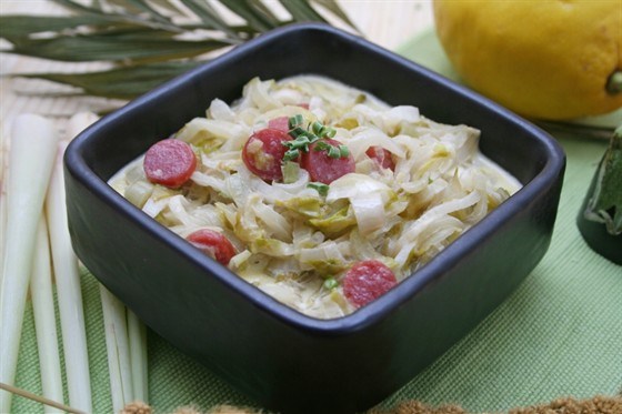 Колбаса жареная с капустой