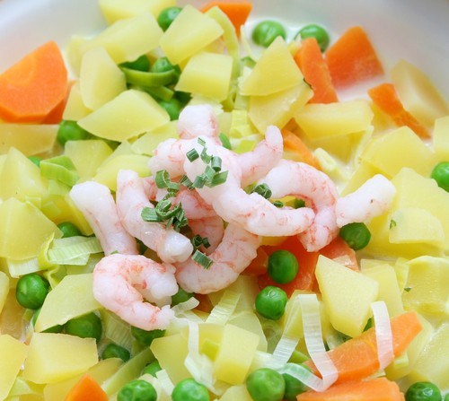 Салат из креветок с овощами