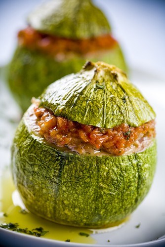 Кабачки, фаршированные мясом, со сметаной