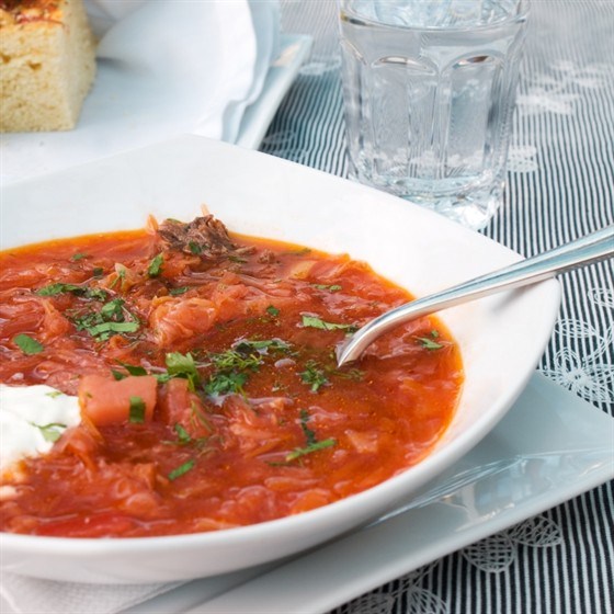 Борщ с говяжьей грудинкой и свиными ребрами