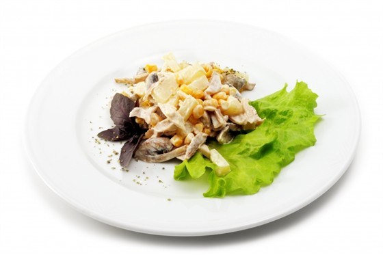 Салат из курицы с ананасами и кукурузой