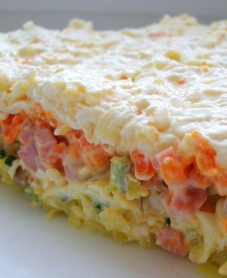 Слоеный салат с грибами, ветчиной и плавленым сыром