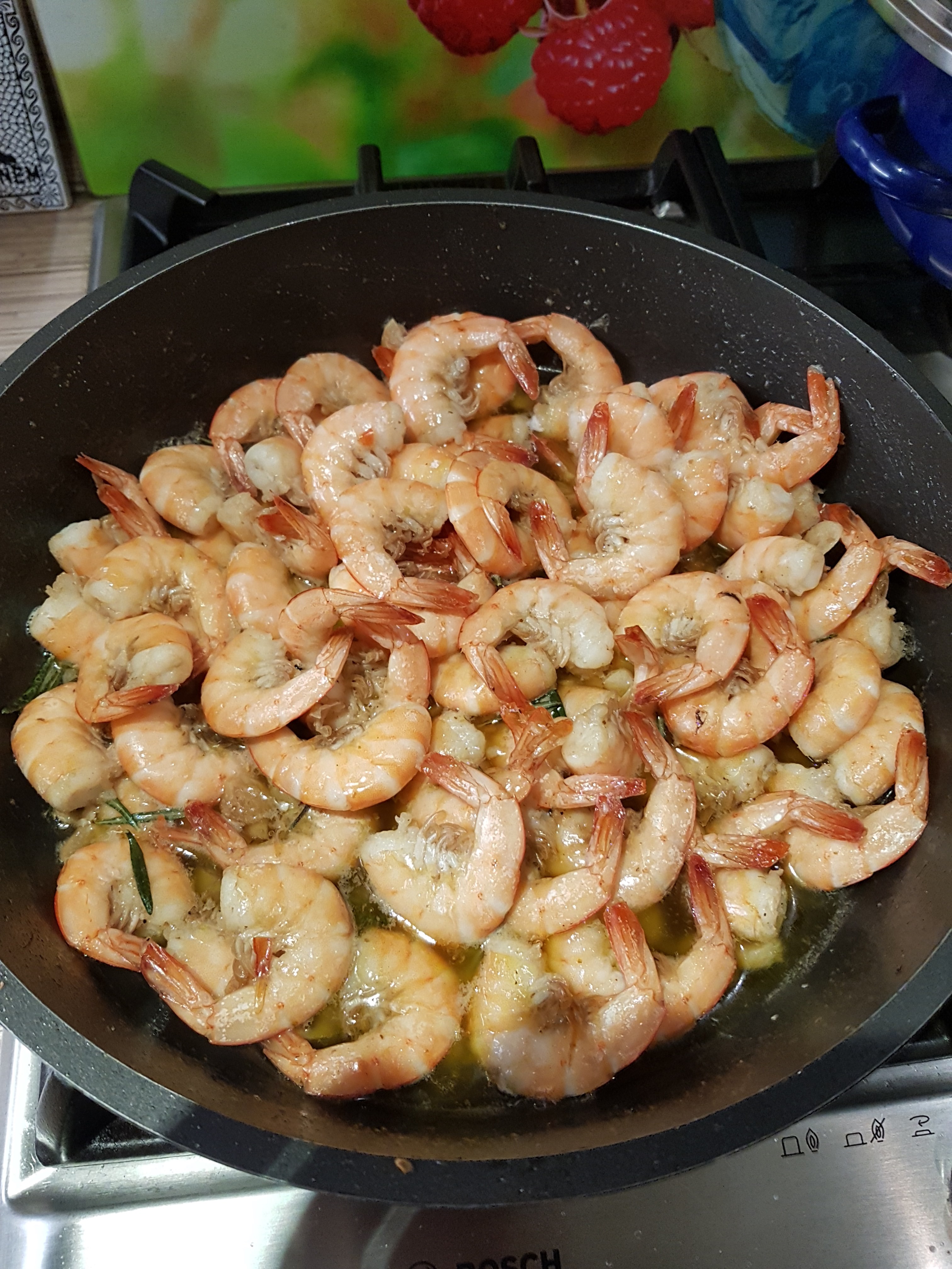 Королевские креветки с чесноком и розмарином