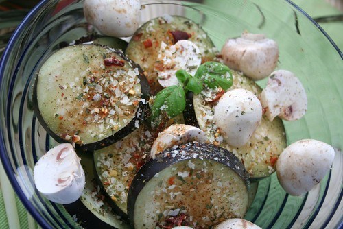 Салат из баклажанов с грудинкой и грибами