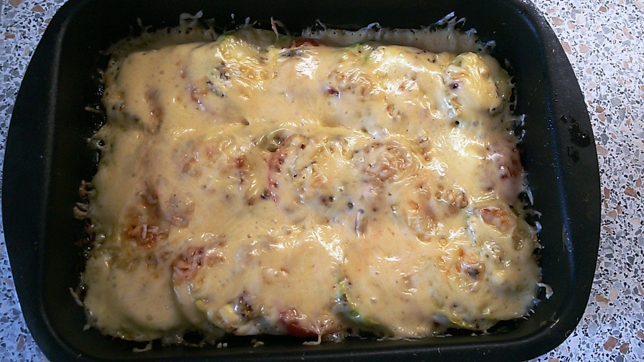 Кабачок с помидорами и сыром