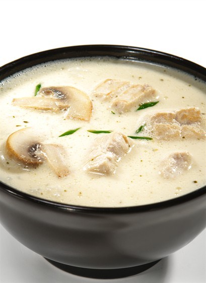 Острый суп с курицей, кокосовым молоком и корнем галангала