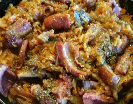Копченые свиные ребра с капустой и пивом