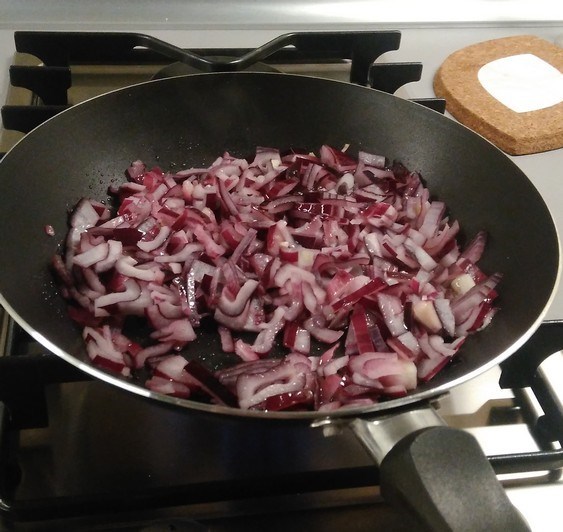 Теплый салат Рула с грибами и рукколой