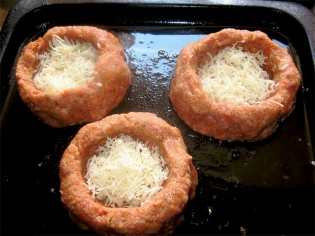 Мясные гнезда с сыром и яйцами