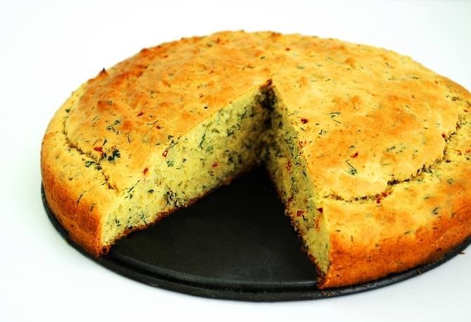 Кукурузный хлеб с чили, зеленым луком и укропом