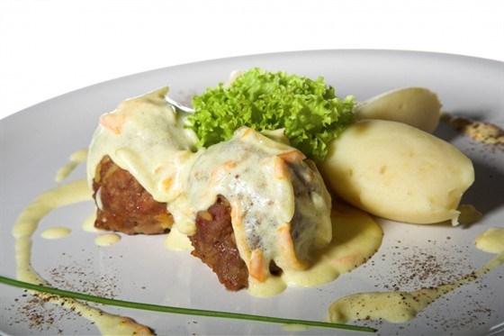 Мясные шарики в сырном соусе