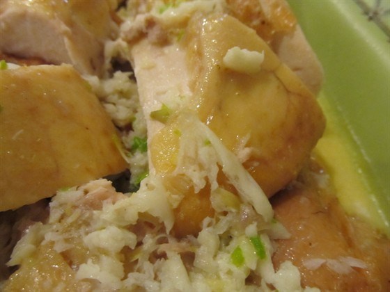 Жареная курица с молочно-чесночным соусом