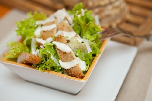 Куриные кусочки с соусом из голубого сыра