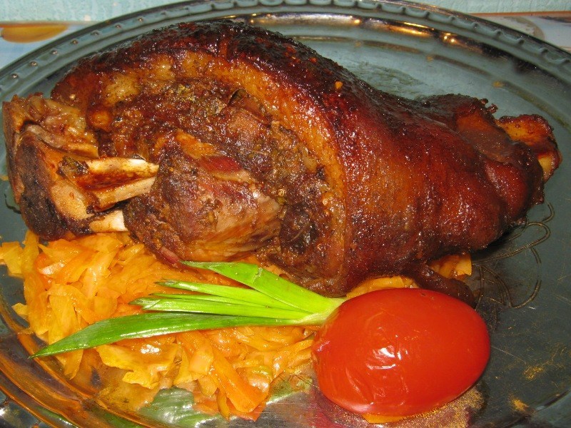 Рулька свиная, запеченая в духовке