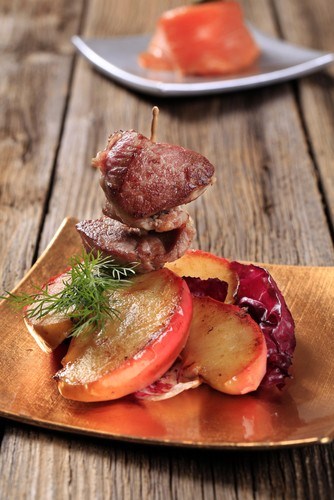 Свиной шашлык с яблоками и красным луком