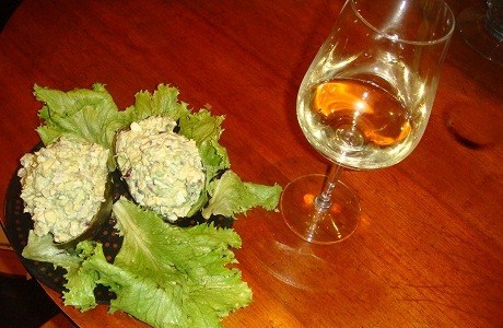 Салат из авокадо в лодочке