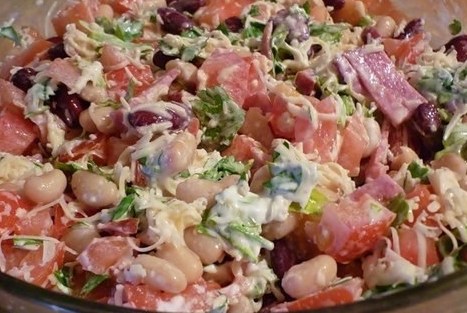 Салат с фасолью и копченой колбасой