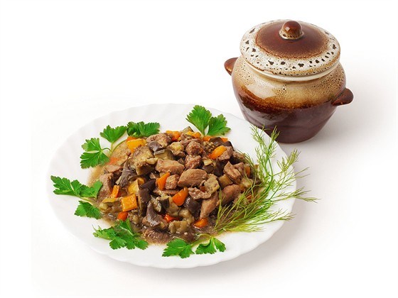 Тушеный свиной окорок с овощами