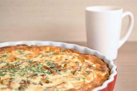 Киш с карамелизованным луком и прошутто
