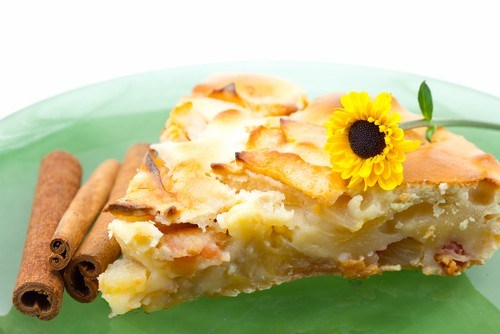 Пицца с яблоками и корицей
