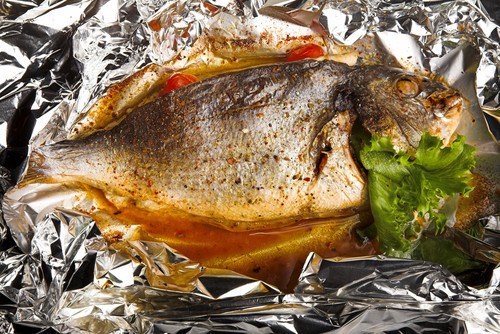 Карп, запеченый с орехами, зернами граната и пряностями
